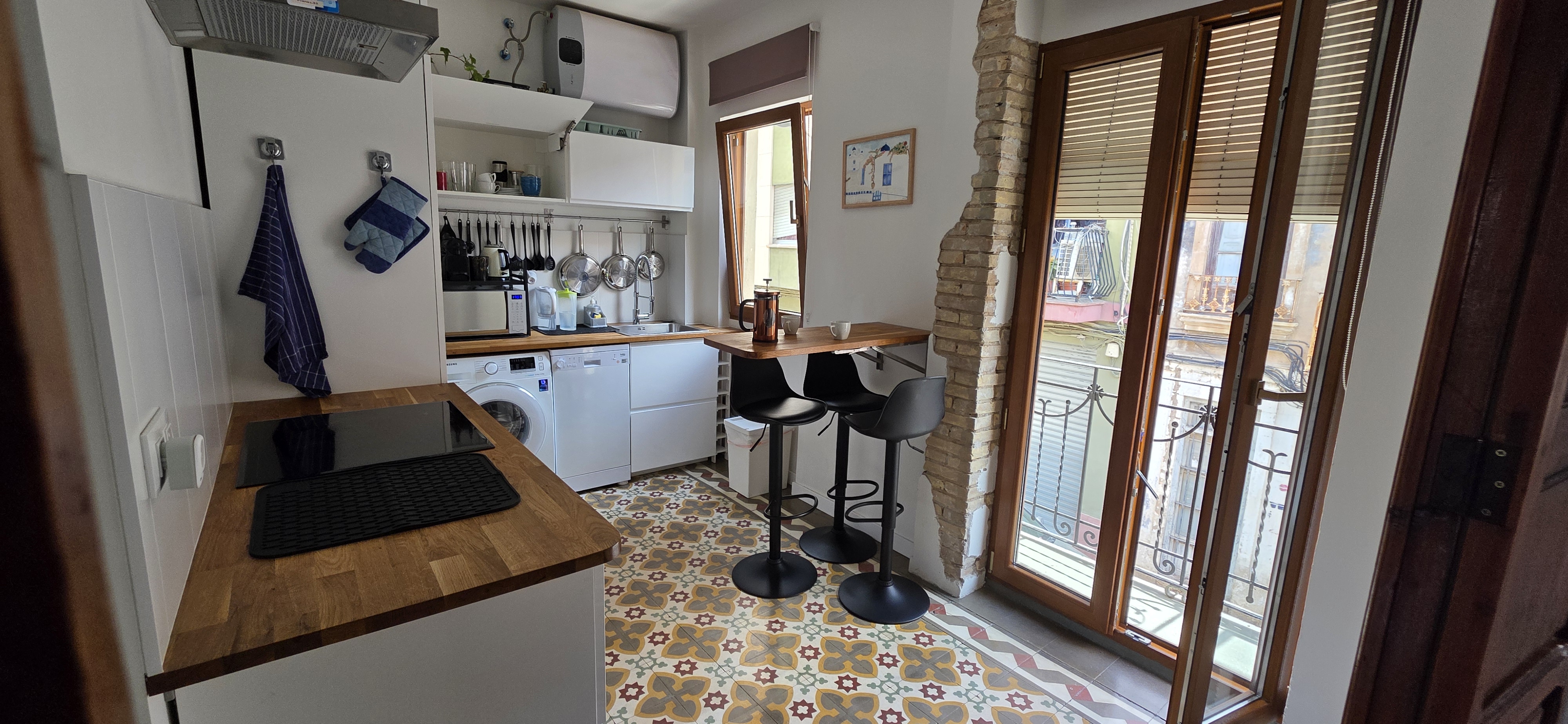 Kitchen bar dining area